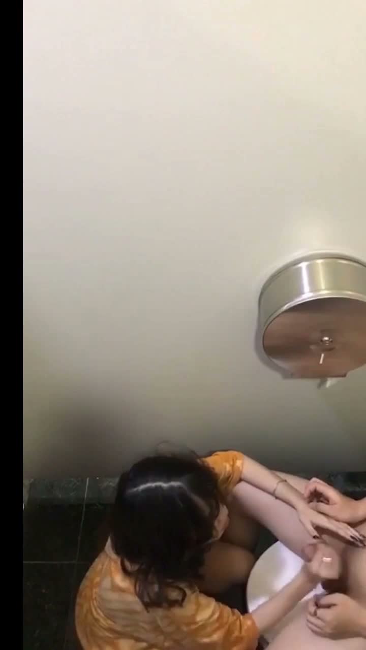클럽 화장실에서 떡치는 커플