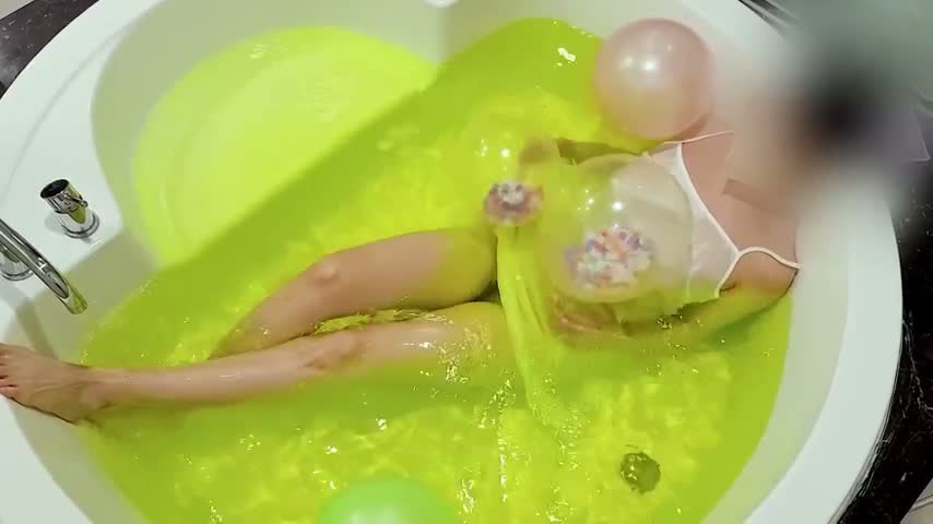 따뜻한 욕조에서 릴렉스