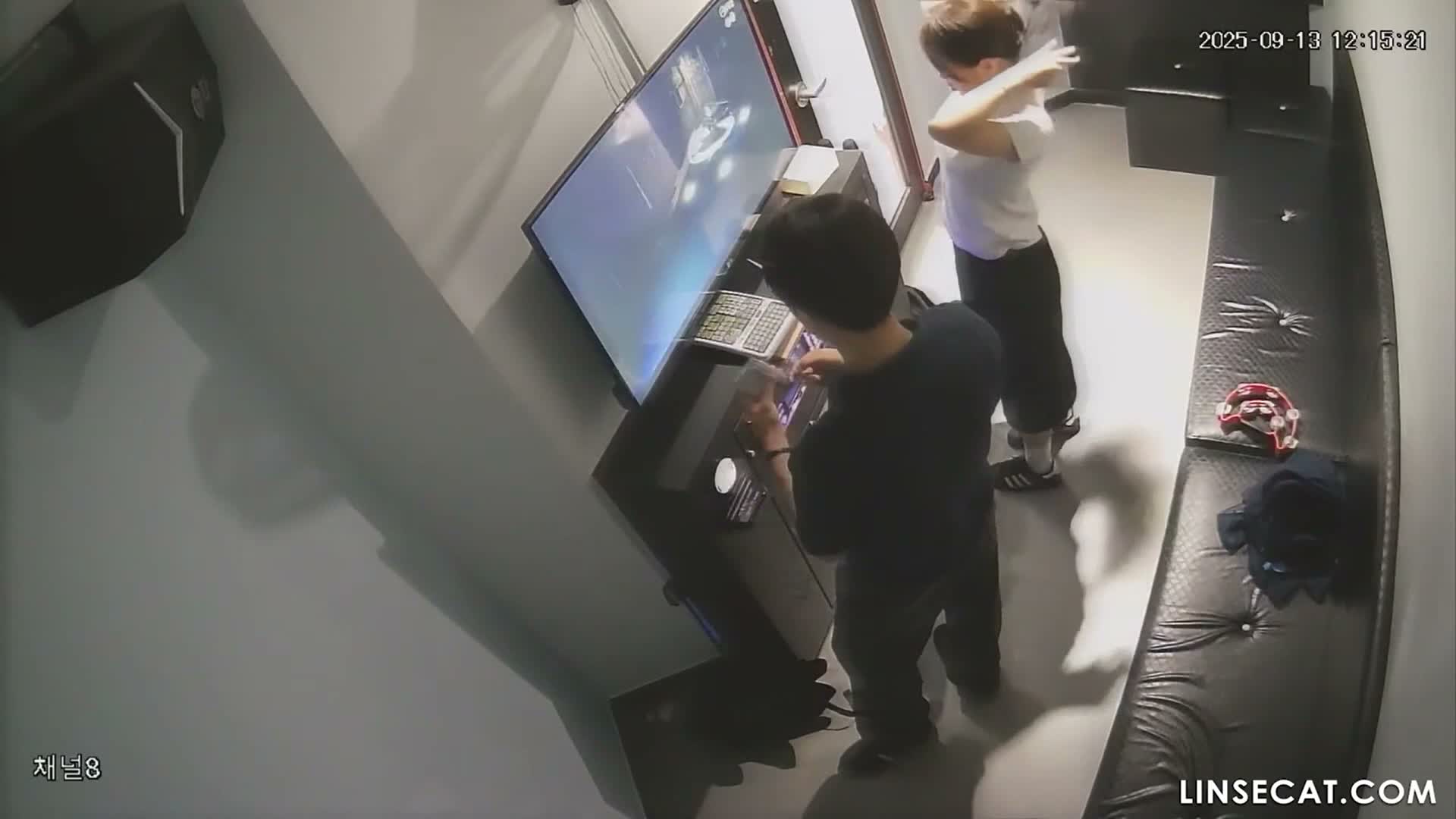 노래방에서 하얀 궁둥이 까놓고