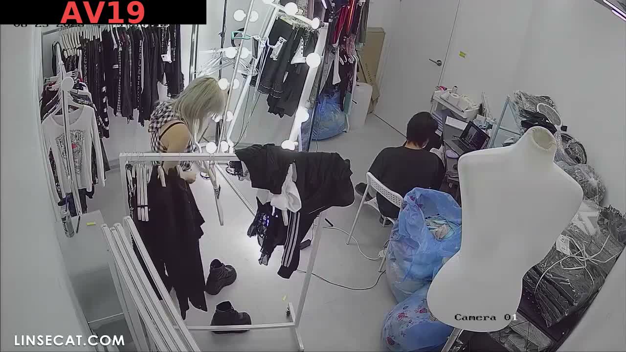 [신작] 한 여성 라이브 스트리머가 옷을 갈아입고 있다. 아마추어 모델로서 이미 상당한 실력을 보여주는 그녀…